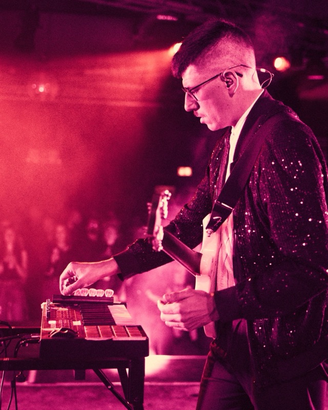 Max, Gitarrist und Synth-Spieler der Leipziger Band glu:, live in Paillettenjacke am Synthesizer
