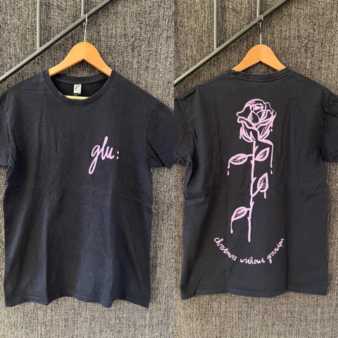 Dunkelblaues glu:-T-Shirt „Christmas Without Grandpa“: vorne rosa glu:-Logo, hinten eine rosa Rose mit dem Schriftzug christmas without grandpa
