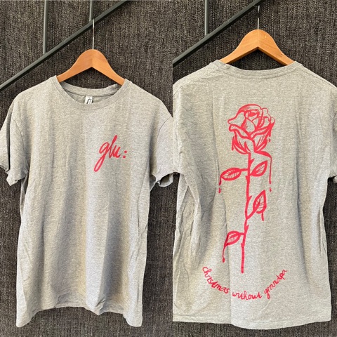 Graues glu:-T-Shirt „Christmas Without Grandpa“: vorne pinkes glu:-Logo, hinten eine pinke Rose mit dem Schriftzug christmas without grandpa